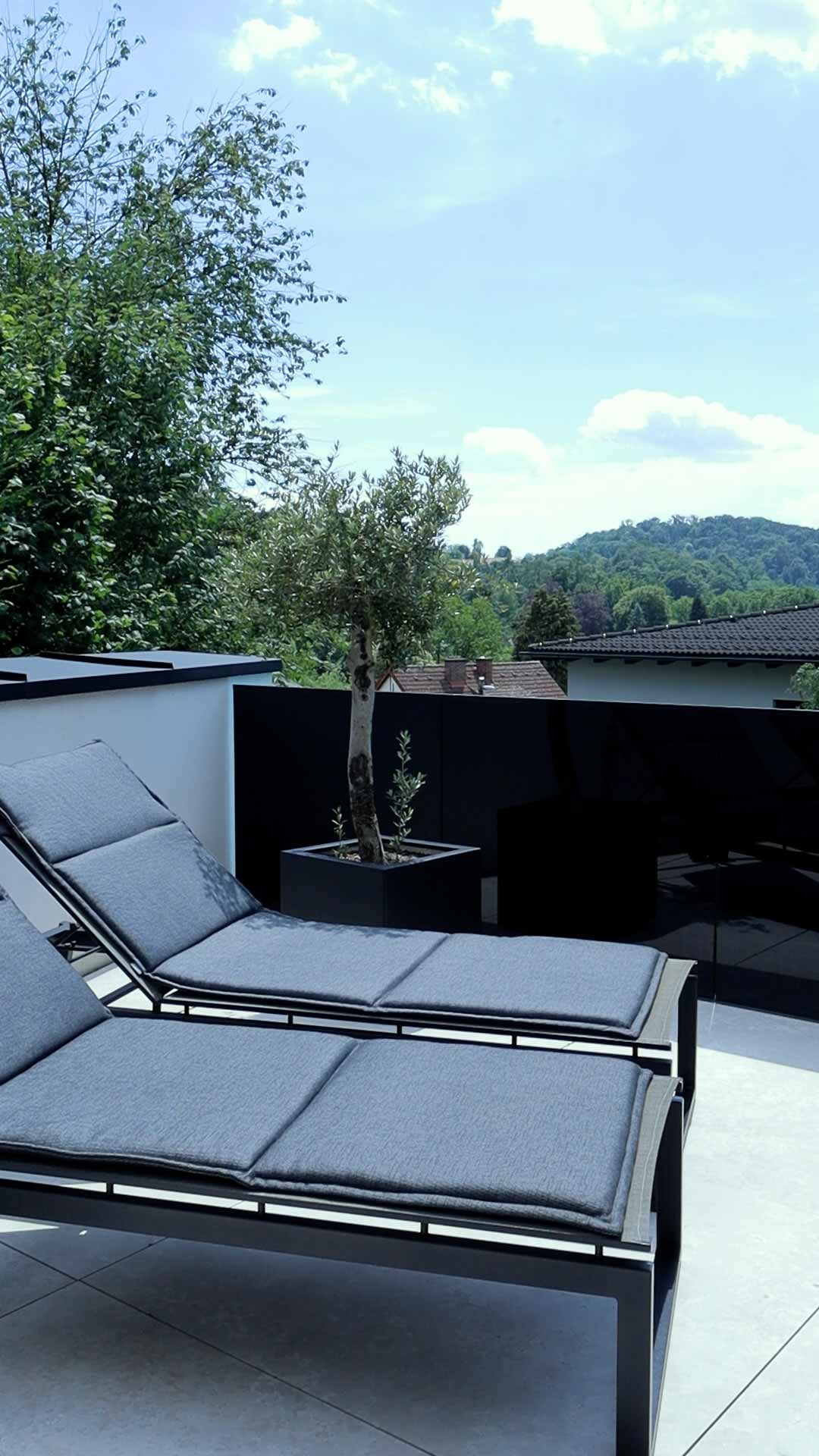 Seminarstraße-34---Bezugsfertige-Luxus-Wohnung---2026_Penthouse_Terrasse_Ausblick_Liegen